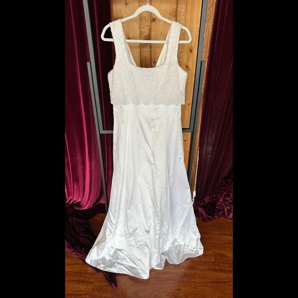 betsy and adam white lace dress Betsy & Adam Gown Women's Size 4 White Lace Sleeveless Formal Stretch Lined